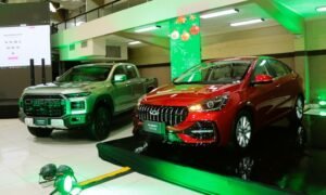 Cinco carros Chery despiertan la ilusión navideña en Supermercados La Colonia